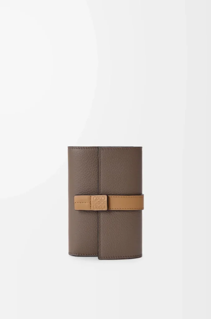 Small vertical wallet in soft grained calfskin Taupe/Gold Small vertical wallet in soft grained calfskin Taupe/Gold