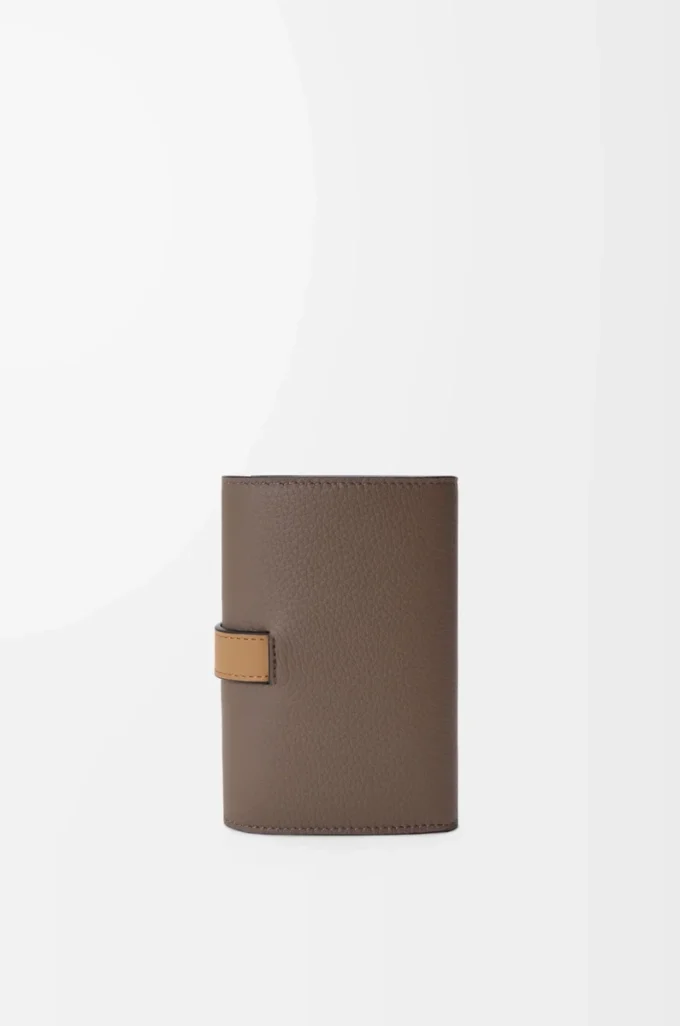 Small vertical wallet in soft grained calfskin Taupe/Gold Small vertical wallet in soft grained calfskin Taupe/Gold