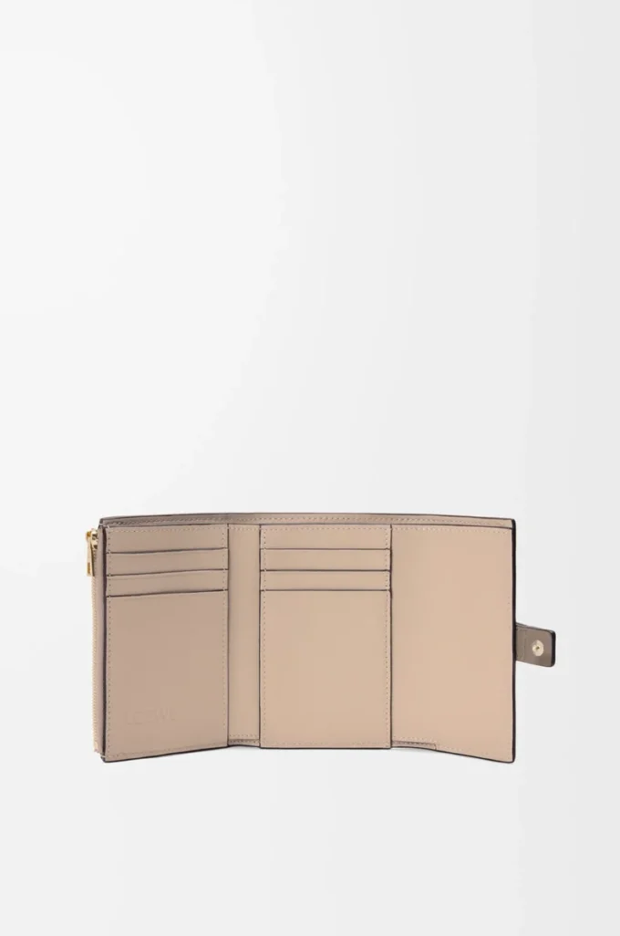 Small vertical wallet in soft grained calfskin Taupe/Talc Small vertical wallet in soft grained calfskin Taupe/Talc
