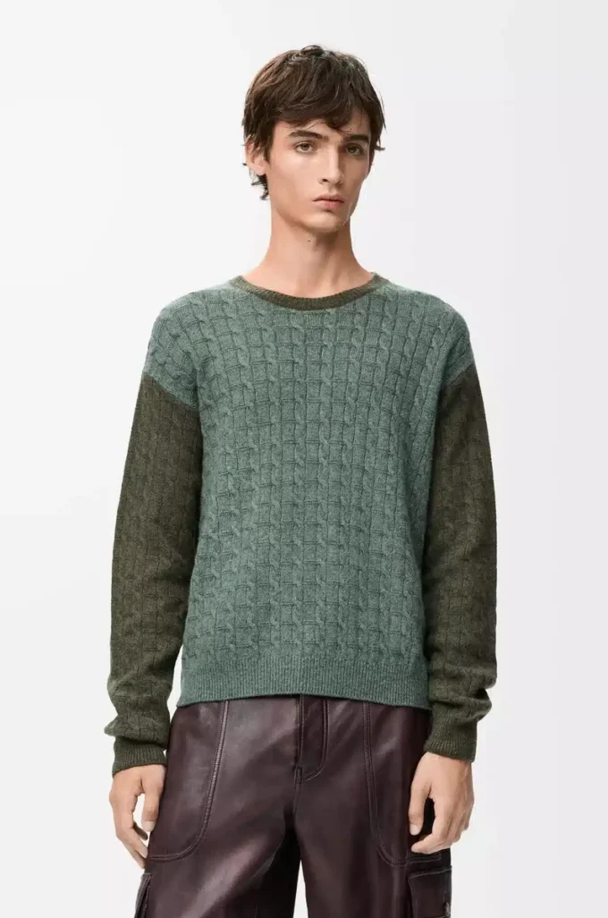 Sweater in cashmere Light Green/Khaki Green Sweater in cashmere Light Green/Khaki Green