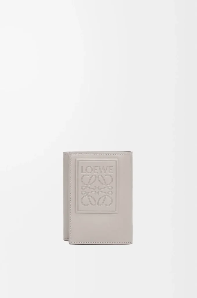 Trifold wallet in satin calfskin Shell Grey Trifold wallet in satin calfskin Shell Grey