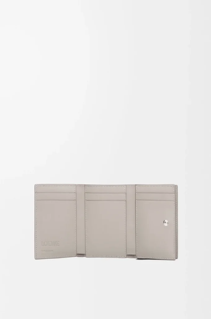 Trifold wallet in satin calfskin Shell Grey Trifold wallet in satin calfskin Shell Grey