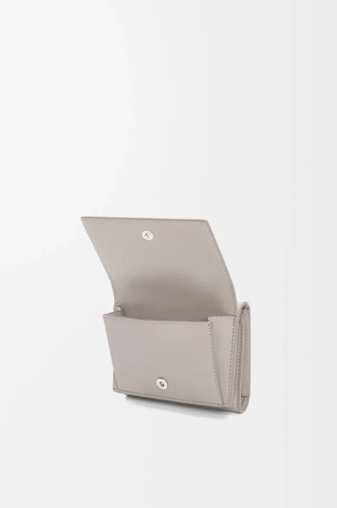 Trifold wallet in satin calfskin Shell Grey Trifold wallet in satin calfskin Shell Grey