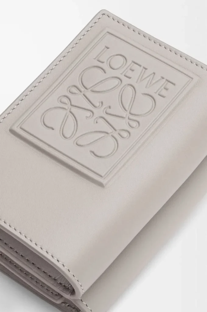 Trifold wallet in satin calfskin Shell Grey Trifold wallet in satin calfskin Shell Grey