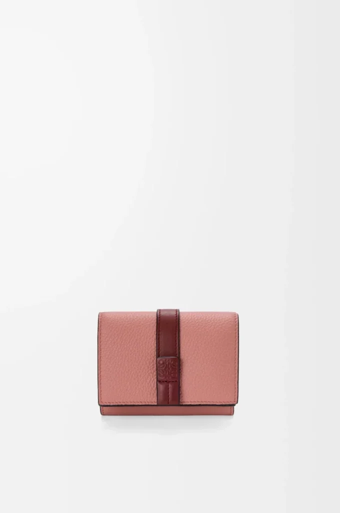 Trifold wallet in soft grained calfskin Blush/Mahogany Trifold wallet in soft grained calfskin Blush/Mahogany