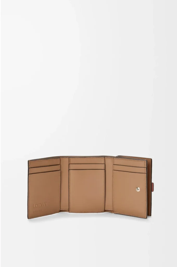 Trifold wallet in soft grained calfskin Blush/Mahogany Trifold wallet in soft grained calfskin Blush/Mahogany