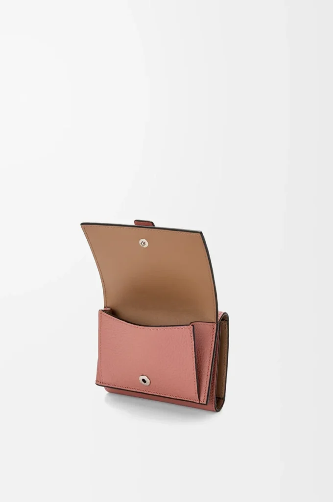 Trifold wallet in soft grained calfskin Blush/Mahogany Trifold wallet in soft grained calfskin Blush/Mahogany