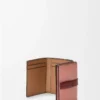Trifold wallet in soft grained calfskin Blush/Mahogany Trifold wallet in soft grained calfskin Blush/Mahogany