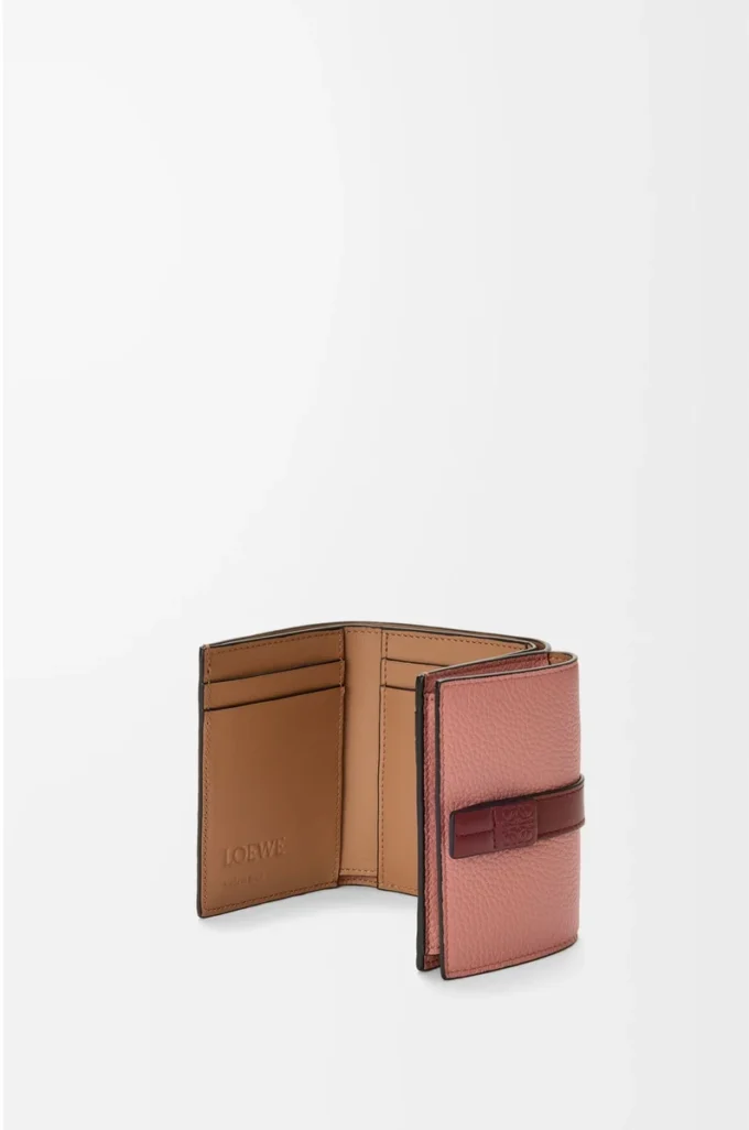 Trifold wallet in soft grained calfskin Blush/Mahogany Trifold wallet in soft grained calfskin Blush/Mahogany
