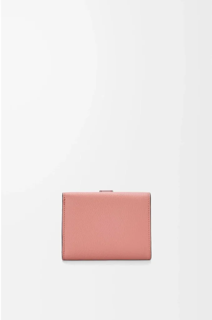 Trifold wallet in soft grained calfskin Blush/Mahogany Trifold wallet in soft grained calfskin Blush/Mahogany