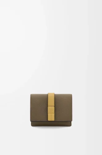 Trifold wallet in soft grained calfskin Dark Khaki Green/Ginger