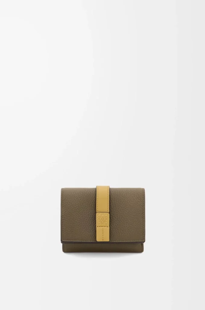 Trifold wallet in soft grained calfskin Dark Khaki Green/Ginger Trifold wallet in soft grained calfskin Dark Khaki Green/Ginger