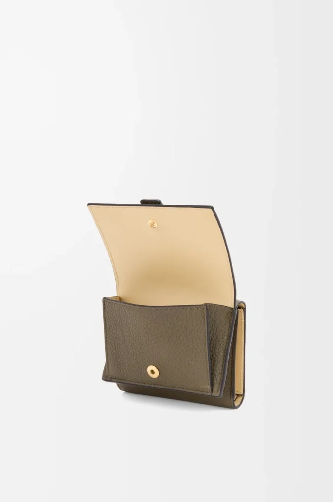 Trifold wallet in soft grained calfskin Dark Khaki Green/Ginger Trifold wallet in soft grained calfskin Dark Khaki Green/Ginger
