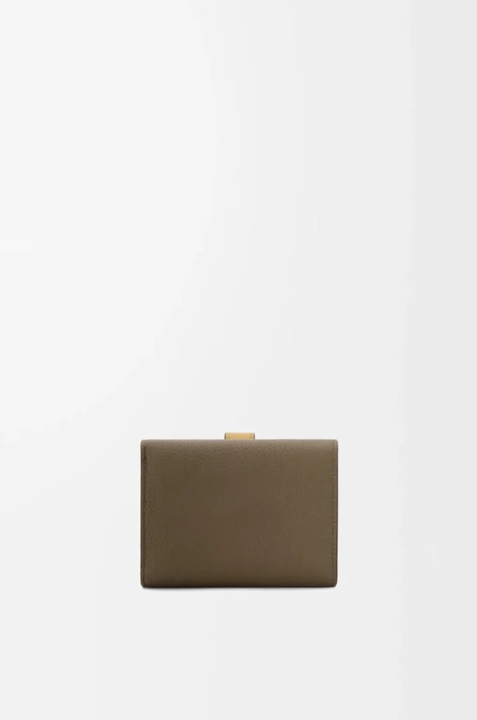 Trifold wallet in soft grained calfskin Dark Khaki Green/Ginger Trifold wallet in soft grained calfskin Dark Khaki Green/Ginger