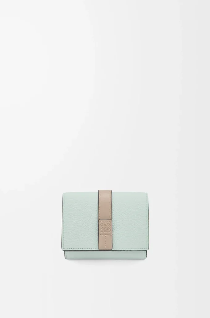 Trifold wallet in soft grained calfskin Frozen/Clay Trifold wallet in soft grained calfskin Frozen/Clay
