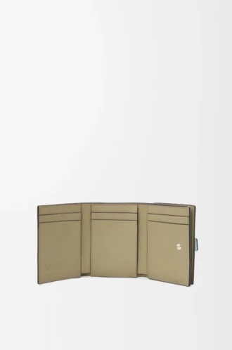 Trifold wallet in soft grained calfskin Frozen/Clay