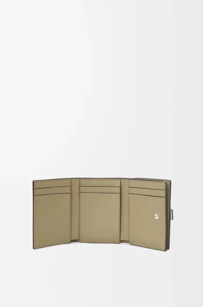 Trifold wallet in soft grained calfskin Frozen/Clay Trifold wallet in soft grained calfskin Frozen/Clay