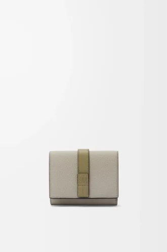 Trifold wallet in soft grained calfskin Shell Grey/Eucalyptus