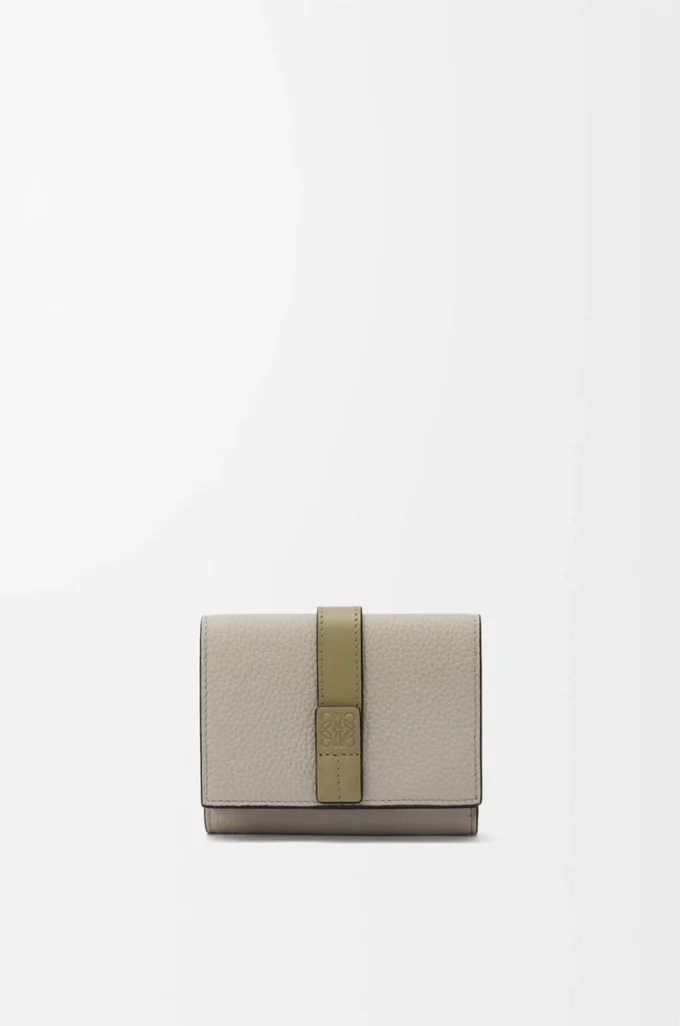 Trifold wallet in soft grained calfskin Shell Grey/Eucalyptus Trifold wallet in soft grained calfskin Shell Grey/Eucalyptus