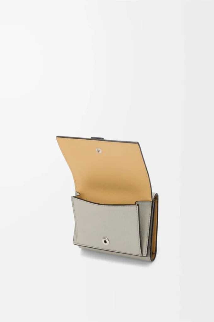 Trifold wallet in soft grained calfskin Shell Grey/Eucalyptus Trifold wallet in soft grained calfskin Shell Grey/Eucalyptus