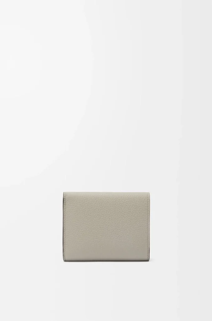 Trifold wallet in soft grained calfskin Shell Grey/Eucalyptus Trifold wallet in soft grained calfskin Shell Grey/Eucalyptus