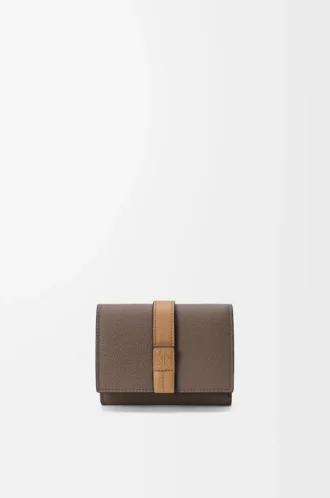 Trifold wallet in soft grained calfskin Taupe/Gold