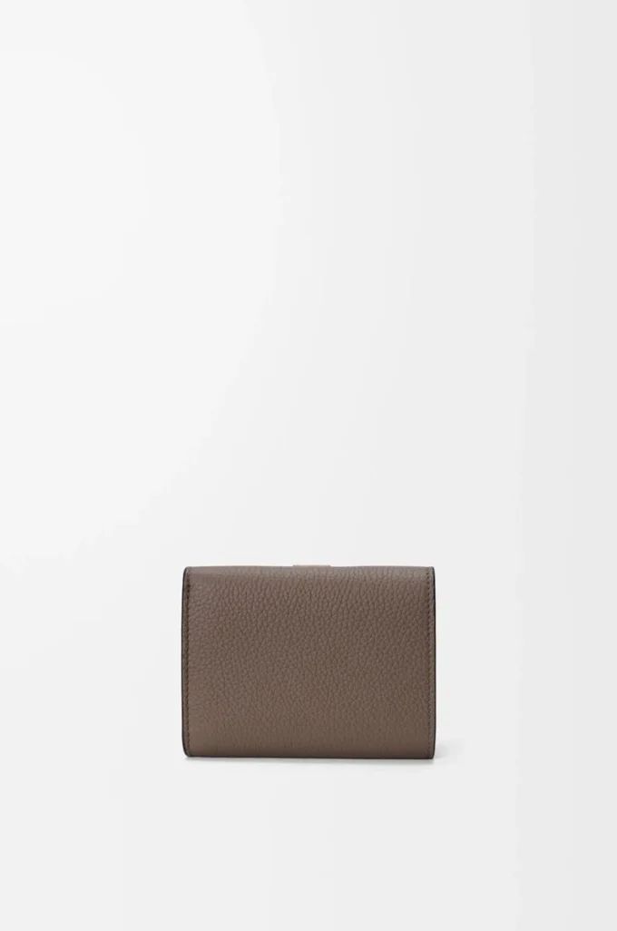 Trifold wallet in soft grained calfskin Taupe/Gold Trifold wallet in soft grained calfskin Taupe/Gold