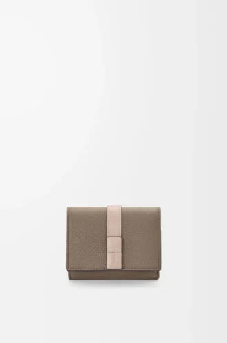 Trifold wallet in soft grained calfskin Taupe/Talc