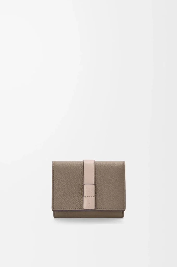 Trifold wallet in soft grained calfskin Taupe/Talc Trifold wallet in soft grained calfskin Taupe/Talc