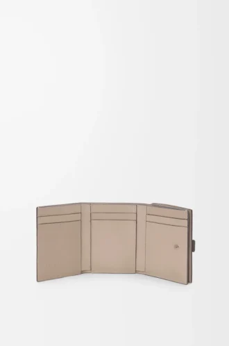 Trifold wallet in soft grained calfskin Taupe/Talc