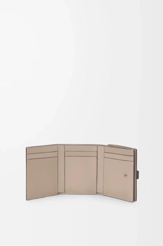 Trifold wallet in soft grained calfskin Taupe/Talc Trifold wallet in soft grained calfskin Taupe/Talc
