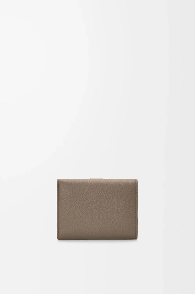 Trifold wallet in soft grained calfskin Taupe/Talc Trifold wallet in soft grained calfskin Taupe/Talc