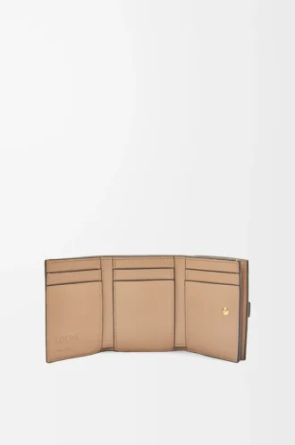 Trifold wallet in soft grained calfskin Toffee/Tan