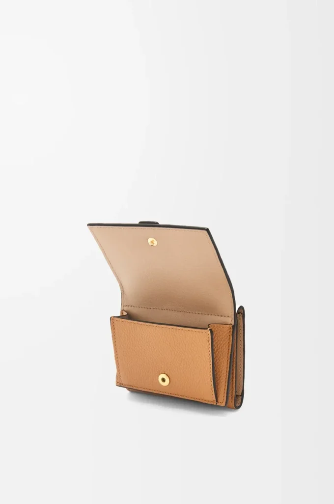 Trifold wallet in soft grained calfskin Toffee/Tan Trifold wallet in soft grained calfskin Toffee/Tan