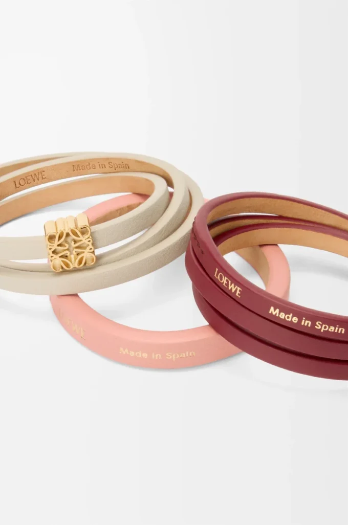 Twist double bracelet in calfskin Light Ghost/Burgundy Twist double bracelet in calfskin Light Ghost/Burgundy